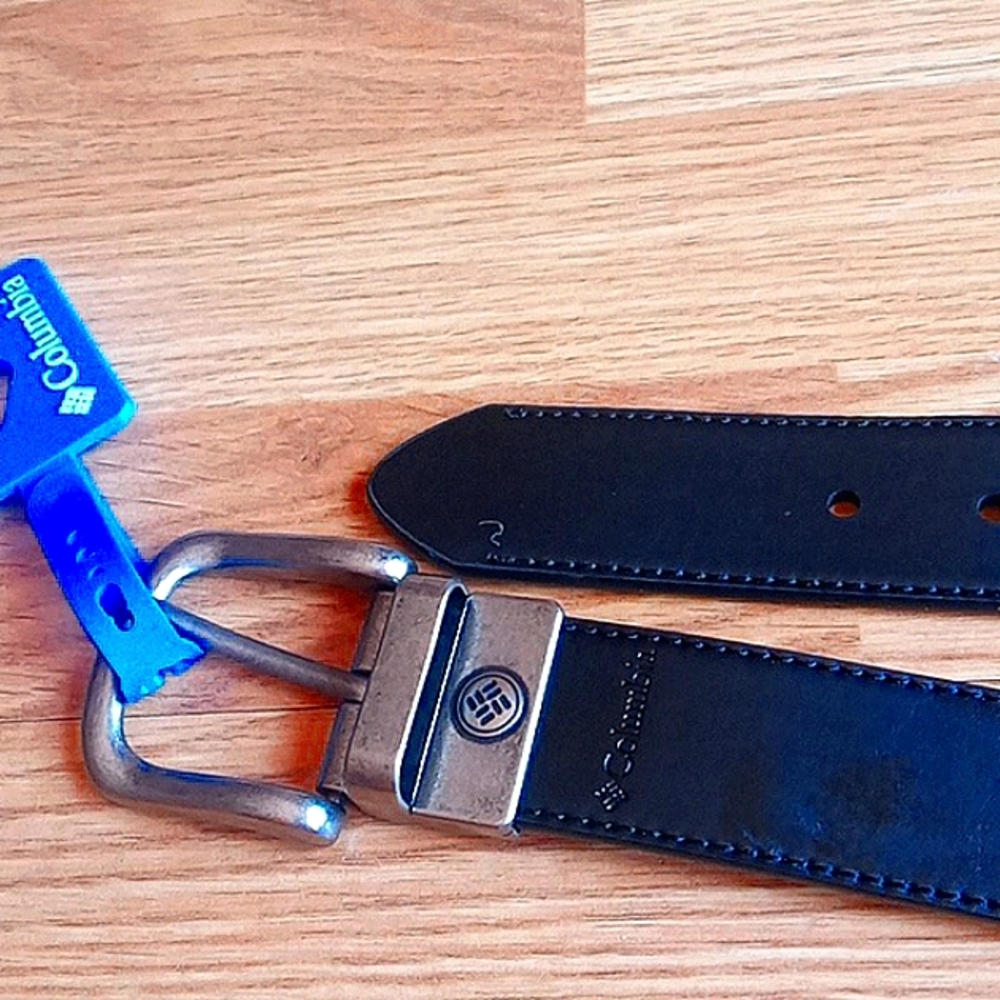 NWT  Columbia Mens  reversible color belt sz S 30-32. MSRP $38